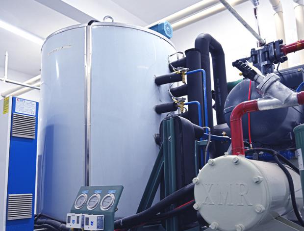 一臺(tái)10噸級的工業(yè)冰塊制冰機(jī)，價(jià)格一般在20萬到50萬人民幣上下浮動(dòng)