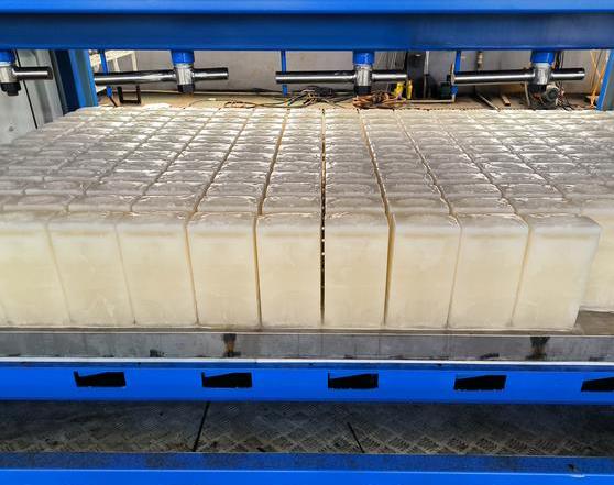 制冰機(jī)內(nèi)部部件的污染或故障，影響了制冰機(jī)的工作效率